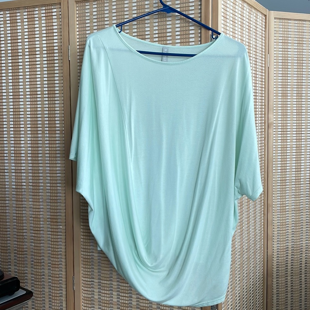 Mint green Athleta dolmain style tee! Good condition